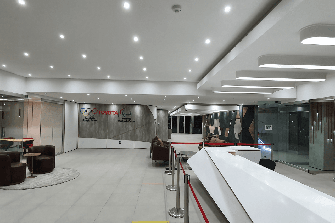 Lobby of a modern office building showcasing a stylish reception desk and open space.